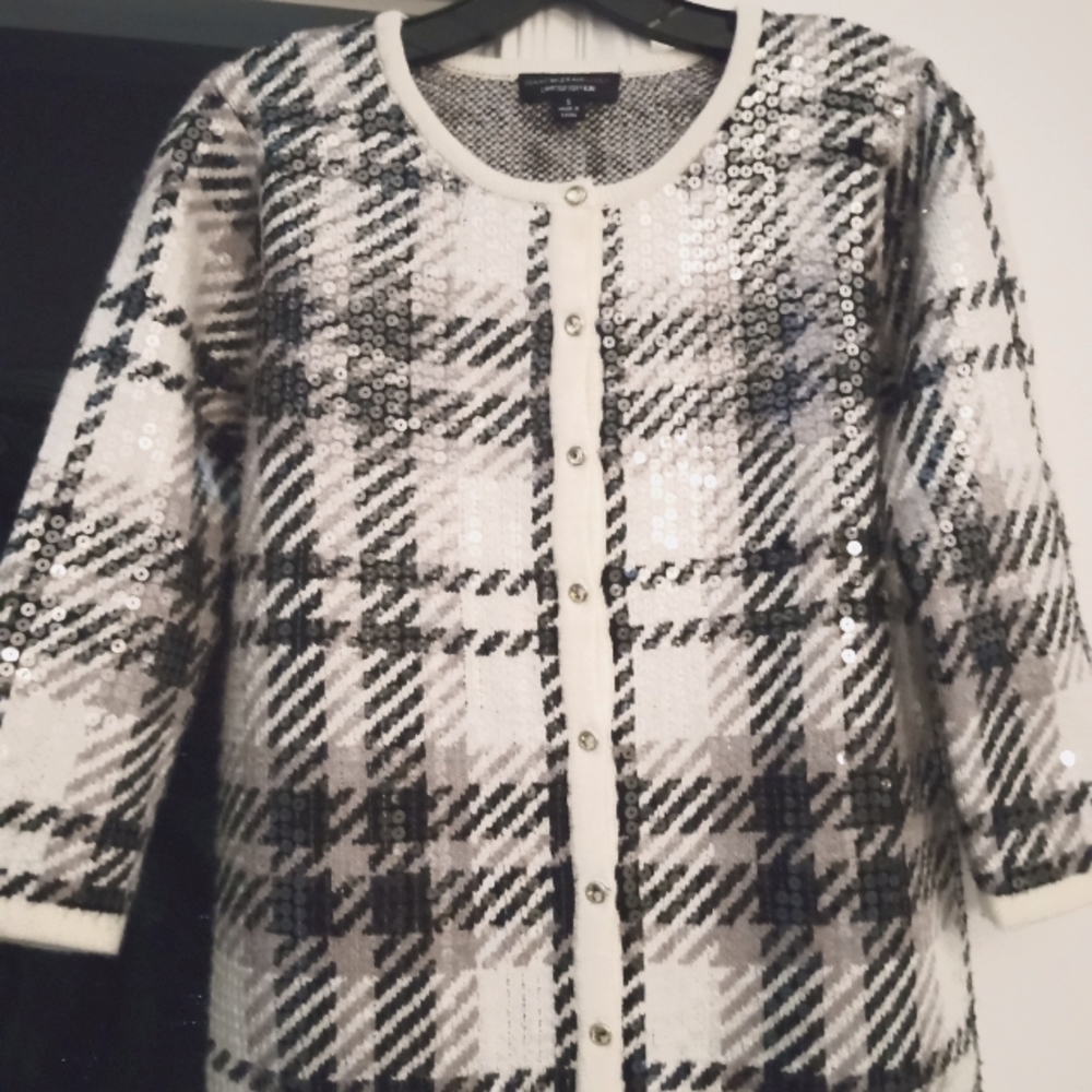 Issac mizrahi new gorgeous knit top ...soo Chanel like.. size M
